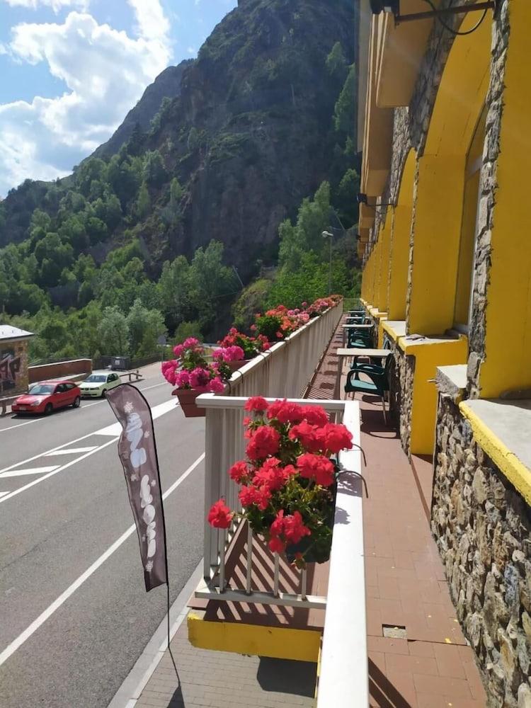 Hotel Les Terres LʼAldosa Εξωτερικό φωτογραφία
